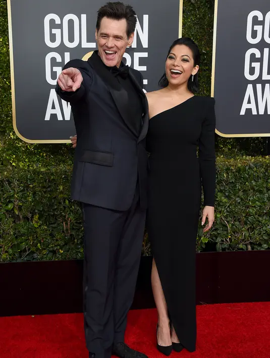 Komedian Jim Carrey dan Ginger Gonzaga berpose saat menghadiri Golden Globe Awards ke-76 di Beverly Hills, California (6/1). Jim Carrey juga sempat mengencani sejumlah selebriti tenar seperti Renee Zellweger dan Jenny McCarthy. (AP Photo/Jordan Strauss)