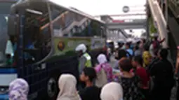 Penumpang Berdesakan di Halte Plaza Semanggi