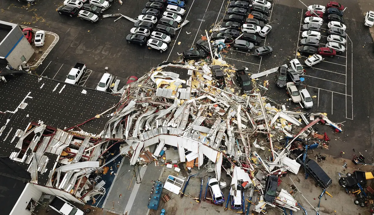 Kerusakan parah terjadi akibat tornado yang melanda Jefferson City, Missouri, AS, Kamis (23/5/2019). Tiga orang tewas akibat tornado yang menyapu Missouri sehari sebelumnya.  (DroneBase via AP)