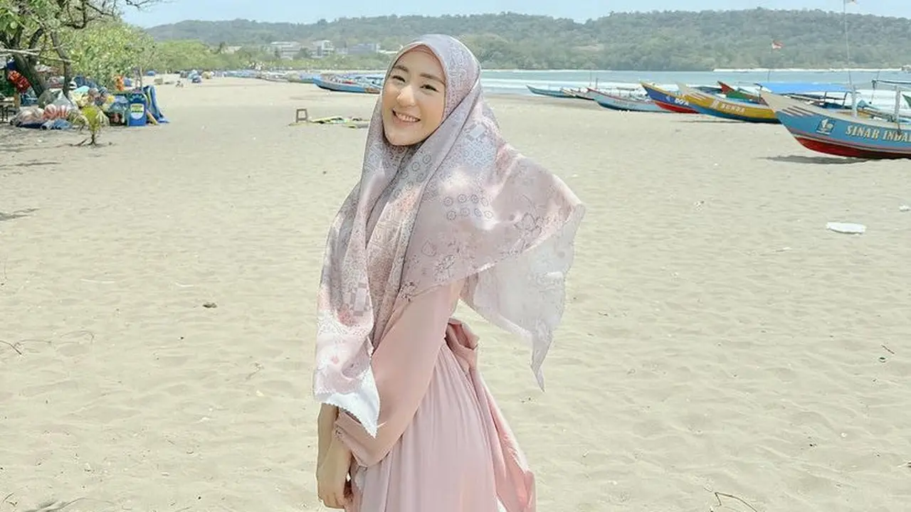 Gaya Larissa Chou saat Liburan ke Pantai