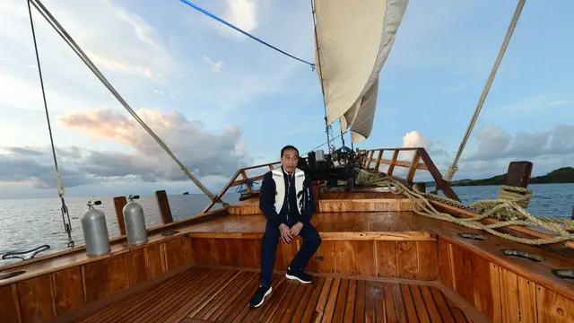 Jokowi menikmati sunset di Labuan Bajo