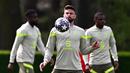 Pemain AC Milan, Olivier Giroud (tengah), saat mengikuti latihan bersama di Milanello training center, Carnago, Milan, Selasa (11/4/2023). (AFP/Gabriel Bouys)