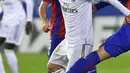 Gelandang Real Madrid, Luka Modric berusaha melewati pemain Eibar, Anaitz Arbilla pada pertandingan lanjutan Liga Spanyol di  stadion Ipurua (9/11/2019). Real Madrid menang telak 4-0 atas Eibar. (AP Photo/Alvaro Barrientos)