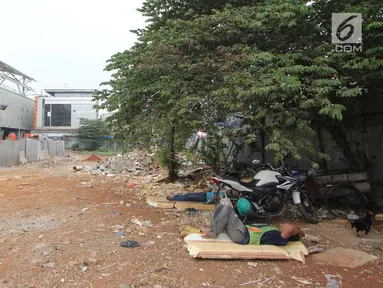 Pekerja beristirahat di lokasi pembangunan Pasar Blok A Fatmawati, Jakarta, Rabu (3/10). Hampir tiga tahun pembangunan kembali Pasar Blok A Fatmawati mangkrak karena dalam pelaksanaannya menemui sejumlah hambatan. (Liputan6.com/Herman Zakharia)