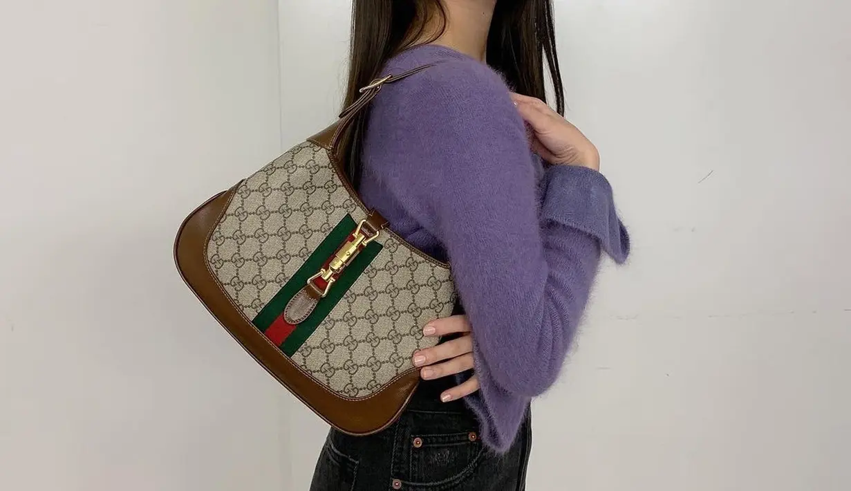 Sejak 2020, IU resmi menjadi brand ambassador Gucci untuk Korea Selatan. Vibe yang cute dan seksi dari serorang IU, membuat Gucci terpikat untuk menjadikannya brand ambassador. (instagram/dlwlrma)