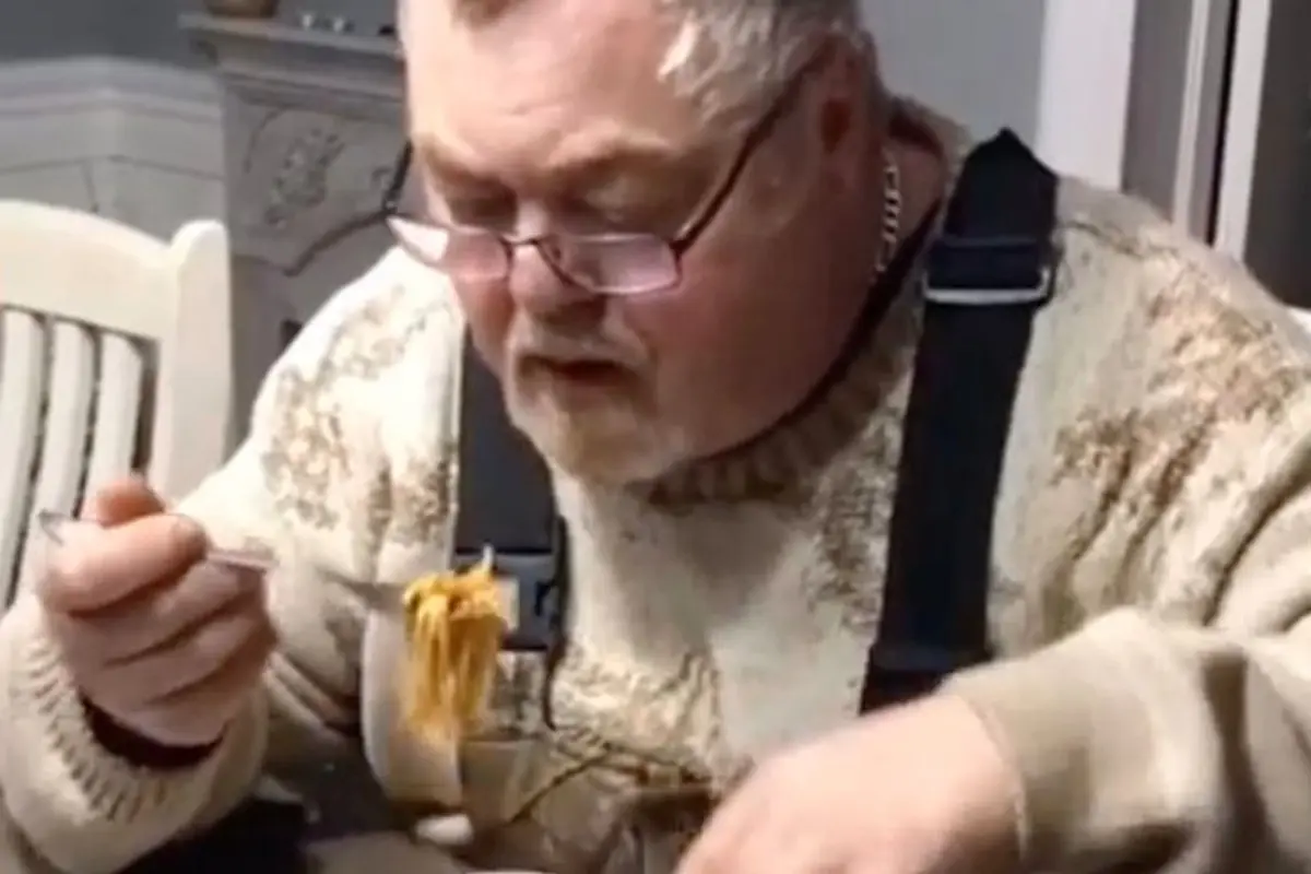 Pria yang viral akibat cara uniknya makan spageti