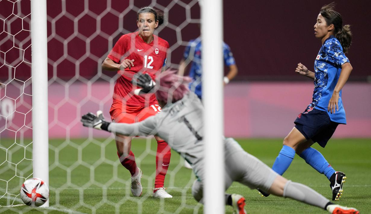 Christine Sinclair yang berusia 38 tahun masih dipercaya untuk tampil di Olimpiade Tokyo. Tak mengeherankan memang, sebab ia telah mencetak 189 gol dari 299 penampilan untuk Kanada di berbagai ajang. Rekor yang sepertinya akan bertahan sangat lama. (Foto: AP/Silvia Izquierdo)