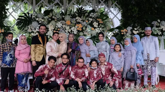6 Potret Lesty Kejora saat Hadiri Pernikahan Rizki D’Academy, Tuai Pujian