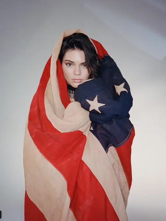 Di foto itu, Kendall tampil dengan tank top berwarna putih dan bertuliskan ‘Vote’. Sambil menampilkan dua jari dengan kedua tangannya. Sangat terbukti jika Kendall memang mendukung Hilary. Terlebih dia juga menuliskan caption “Her her her her”. (Instagram