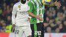 Gelandang Real Betis, Willian Jose mengontrol bola dari kawalan bek Real Madrid, Antonio Rudiger selama pertandingan La Liga Spanyol di stadion Benito Villamarin di Seville, Senin(6/3/2023). Real Madrid bermain imbang dengan Real Betis dengan skor 0-0. (AFP/CRISTINA QUICLER)