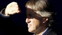 Roberto Mancini melindungi diri dari sengat matahari pada laga melawan Napoli di babak perempatfinal Piala Italia, Rabu (20/1/2016) dini hari WIB. (Reuters/Sergio Perez)
