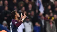 Neymar usai mencetak gol ke gawang Anderlecht (RSCA) pada Liga Champions di  Parc des Princes stadium, Paris, (31/10/2017). Neymar saat ini telah mengoleksi empat gol untuk timnya pada Liga Champions. (AFP/Franck Fife)