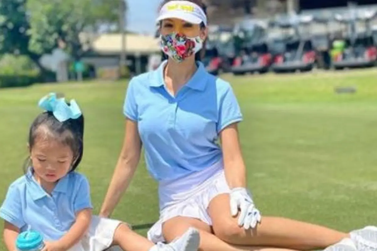 Farah Quinn Bermain Golf