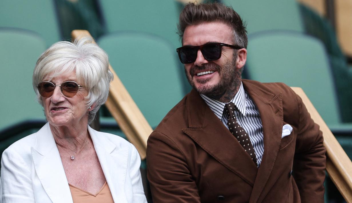 Mantan pesepakbola David Beckham dan ibunya Sandra Georgina West bereaksi dari Royal Box di Centre Court selama pertandingan tenis perempat final tunggal putri antara Simona Halep dari Rumania dan pemain AS Amanda Anisimova pada hari kesepuluh Kejuaraan Wimbledon 2022 di The Klub Tenis All England di Wimbledon, London (6/7/2022). (AFP/Adrian Dennis)