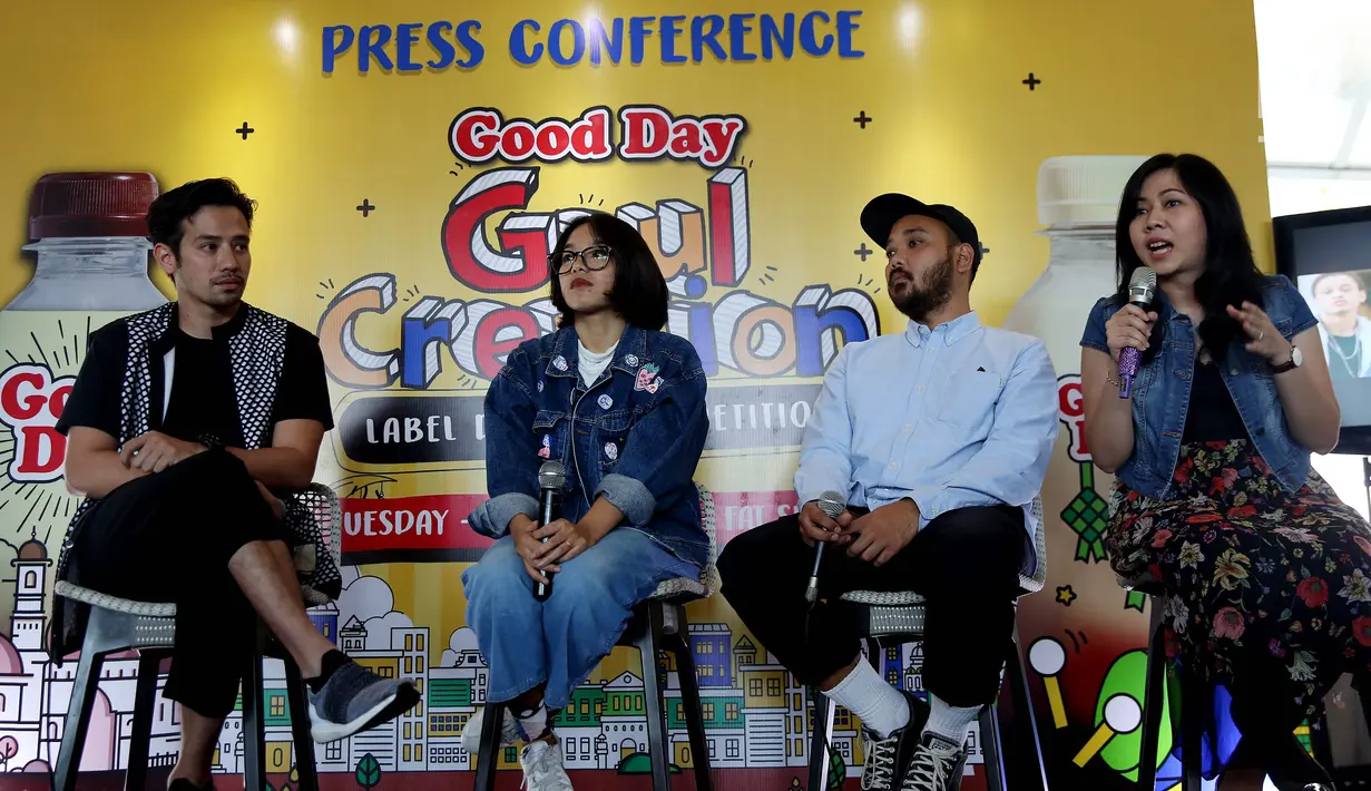 Brand Manager Good Day, Linda Wijaya (kanan) memberikan keterangan pers di Jakarta, Selasa (9/1). Lomba tersebut bisa diikuti oleh penduduk Indonesia yang bertemakan Ramadan dan Idul Fitri. (Liputan6.com/JohanTallo)