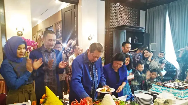 Perayaan HUT ke-17 Partai Demokrat di kediaman etua Umum Susilo Bambang Yudhoyono di Jalan Mega Kuningan Timur VII, Jakarta Selatan, Minggu (9/9/2018). (Liputan6.com/Muhammad Genantan Saputra)