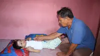 Seorang ayah di Kota Tarakan memilih fokus mengurus anaknya berusia 13 tahun yang mengidap tumor wajah dan merupakan penyandang disabilitas.