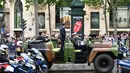 Presiden terpilih Prancis Emmanuel Macron menyapa warga saat berparade di jalan Champs Elysees setelah upacara peresmian sebagai Presiden Prancis, Paris, Minggu (14/5). (AFP PHOTO / CHARLY TRIBALLEAU)