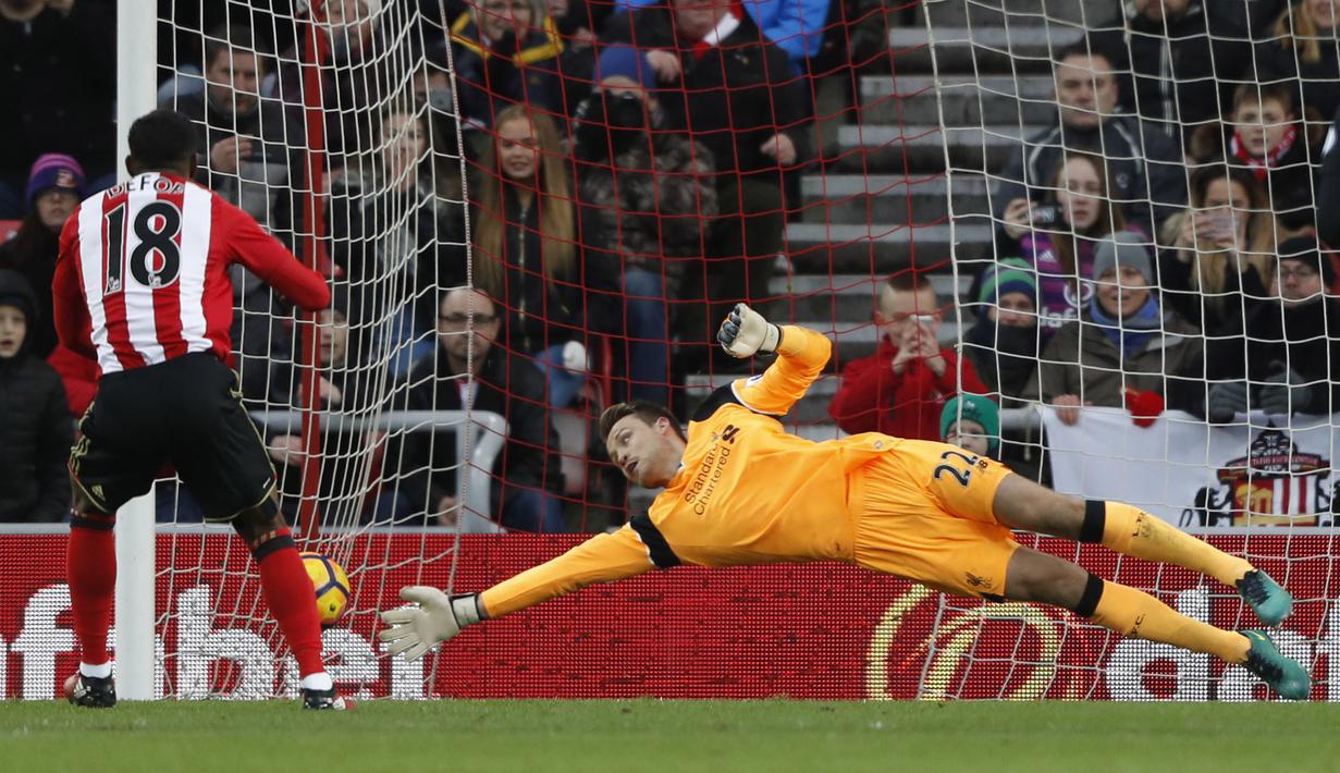 Gol pemain Sunderland,  Jermain Defoe mencetak gol lewat penalti saat melawan Liverpool pada laga Premier League di Stadium of Light, (2/1/2017). Liverpool bermain imbang 2-2. (Reuters/Russell Cheyne) 