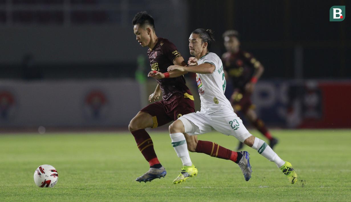 Pemain PSS Sleman, Kim Jeffrey Kurniawan (kanan) mengawal laju pemain PSM Makassar, Sutanto Tan yang sedang mengontrol bola pada laga perebutan juara tiga Piala Menpora 2021 di Stadion Manahan, Solo, Sabtu (24/4/2021). (Bola.com/M Iqbal Ichsan)