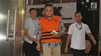 Tersangka Irvanto Hendra Pambudi Cahyo mengenakan rompi tahanan keluar meninggalkan Gedung KPK, Jakarta, Senin (12/3). Keponakan terdakwa Setya Novanto itu menjalani pemeriksaan perdana pascapenahanan. (Liputan6.com/Herman Zakharia)