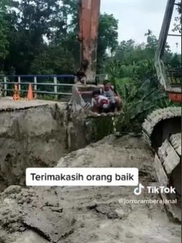 Jembatan Putus, Momen Anak SD Nyebrang Naik Ekskavator Ini Penuh Perjuangan