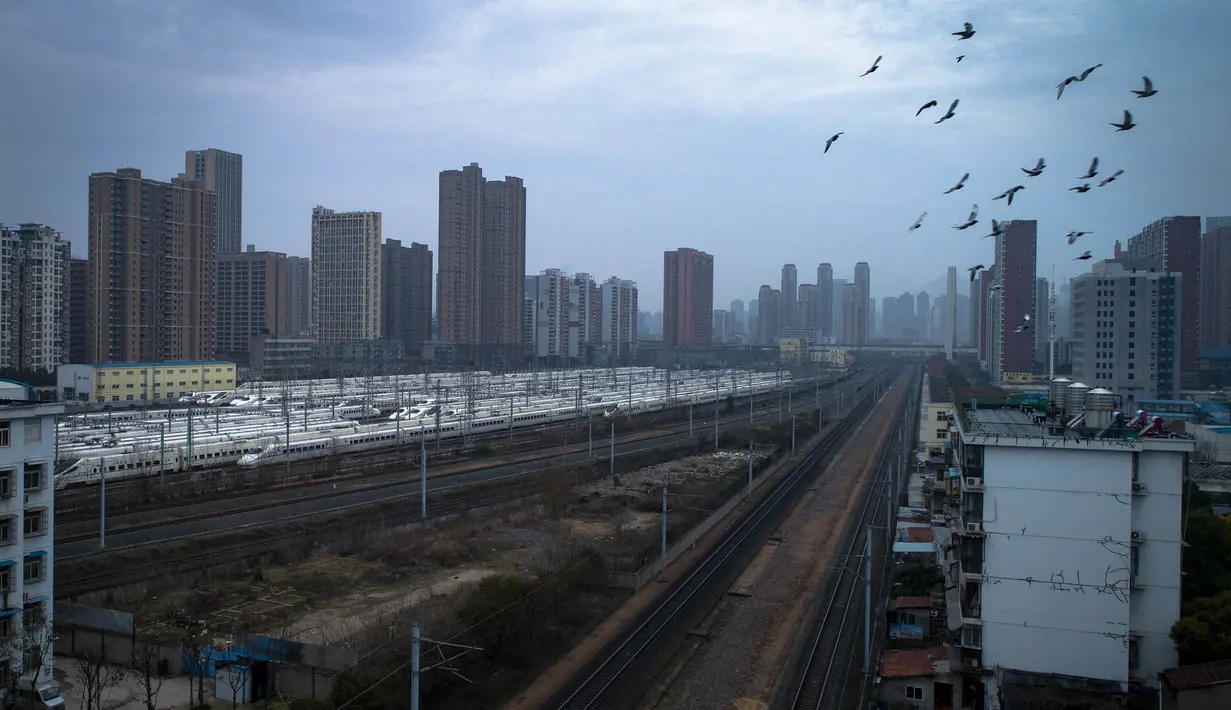 Foto udara menunjukkan kereta terparkir di Wuhan, Provinsi Hubei, China tengah (10/2/2020). Demi mengendalikan penyebaran wabah pneumonia coronavirus baru (novel coronavirus pneumonia/NCP), kereta keberangkatan dan kedatangan di Provinsi Hubei ditangguhkan atau dijadwalkan ulang. (Xinhua/Xiao Yijiu)