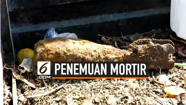 Seorang petugas kebersihan di Surabaya, Jawa Timr menemukan sebuah mortir aktif saat menggali tanah untuk menanam bunga.