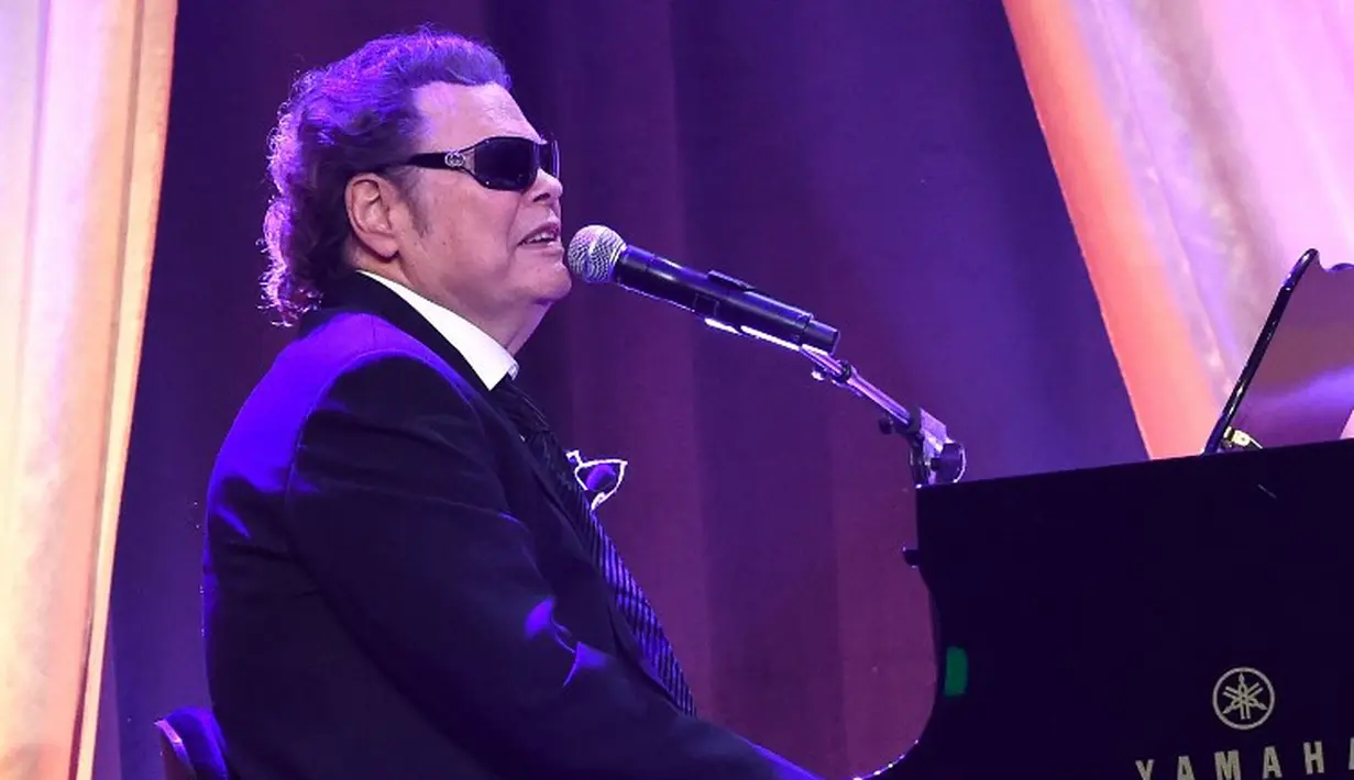 Ronnie Milsap merupakan salah satu musisi tunanetra yang populer. Ia kehilangan penglihatannya karena keturunan, akan tetapi hal tersebut tak menghentikannya sebagai seorang musisi. (RICK DIAMOND/GETTY IMAGES NORTH AMERICA/AFP)