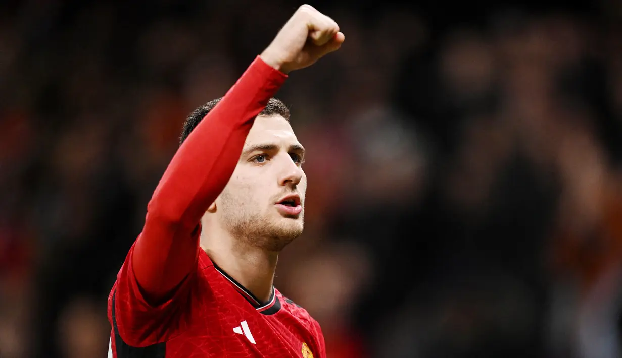 Diogo Dalot menjadi salah satu bintang kemenangan MU lewat gol indahnya di babak pertama. Ia juga tampil disiplin di lini pertahanan Setan Merah. (AFP/Oli Scarff)