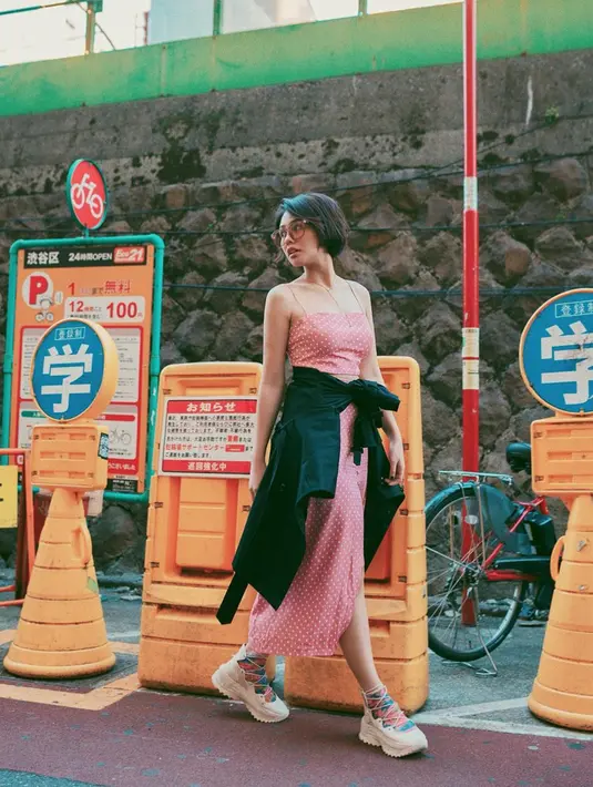 Menikmati suasana Negeri Sakura, pelantun lagu "Berpisah" ini memilih kacamata bewarna merah yang diselaraskan dengan outfit yang ia gunakan. Memakai kacamata dengan lensa bewarna membuat penampilan Vanesha saat berlibur lebih kekinian.  (Liputan6.com/IG/vaneshaass)
