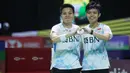 <p>Ganda putri Indonesia, Apriyani Rahayu/Siti Fadia Silva Ramadhanti berpose merayakan kemenangan atas pasangan Thailand, Jongkolphan Kititharakul/Rawinda Prajongjai pada laga babak 32 besar Indonesia Open 2024 di Istora Senayan, Jakarta, Selasa (4/6/2024). Ester Nurumi Tri Wardoyo menang dua game langsung 21-17, 21-16. (Bola.com/M Iqbal Ichsan)</p>