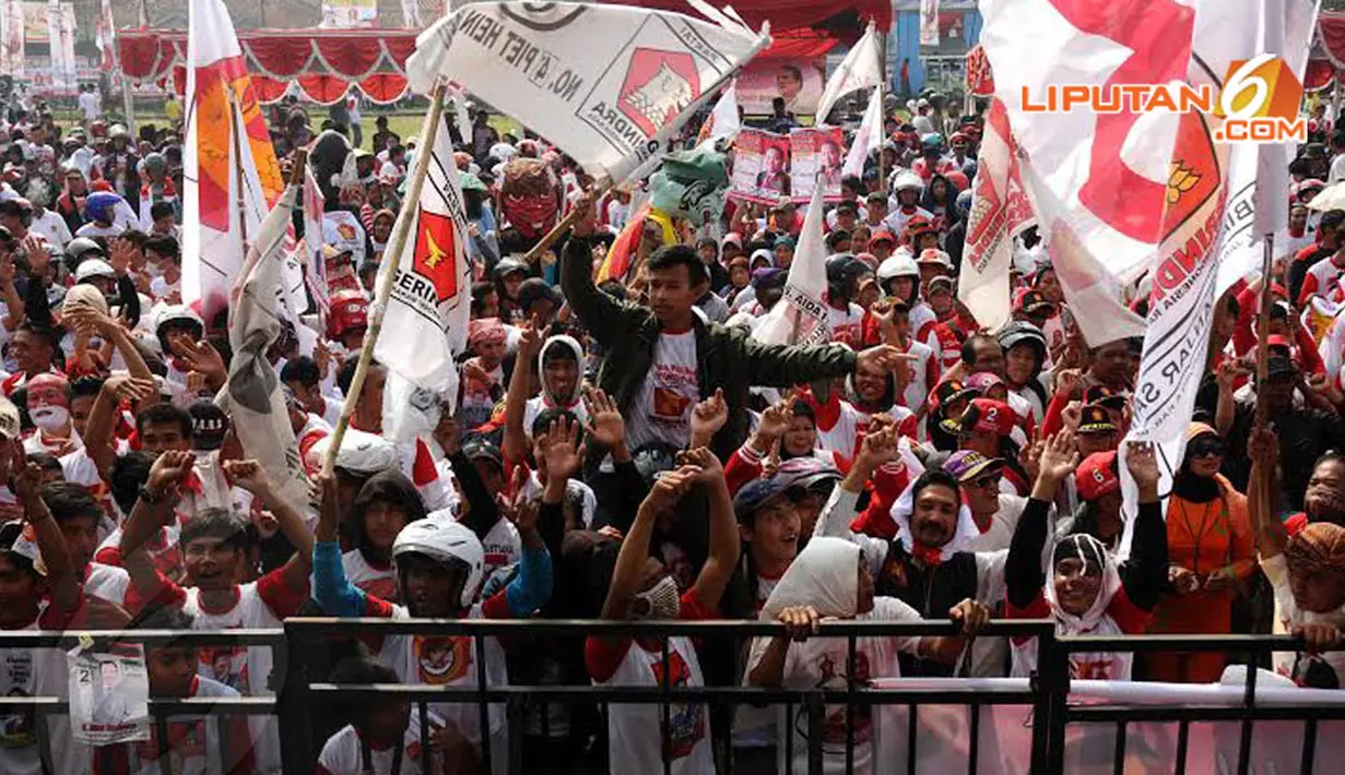 Ribuan simpatisan Partai Gerindra berkumpul untuk mengikuti kampanye terakhir dan mendengarkan orasi dari Prabowo Subianto (Liputan6.com/Helmi Fithriansyah)