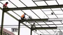 Pekerja sedang mengecat rangka Ruang Tunggu Penumpang di Stasiun Senen, Jakarta, Senin (24/11/2014). (Liputan6.com/Faizal Fanani)