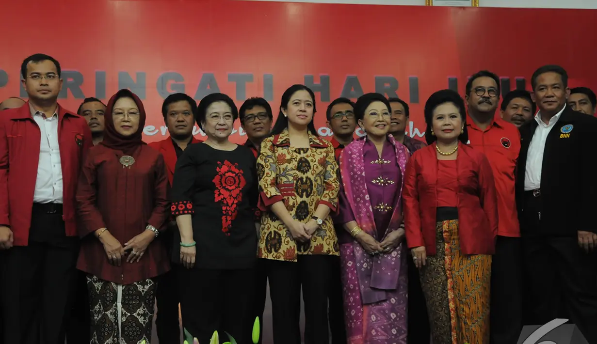 Ketua Umum PDIP Megawati Soekarno berpose dengan sejumlah pengurus PDIP saat menghadiri Peringatan Hari Ibu, Jakarta, Senin (22/12/2014). (Liputan6.com/Herman Zakharia)