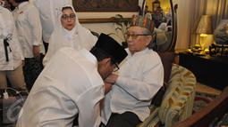 Calon Wakil Gubernur DKI, Sandiaga Uno sungkem dengan ayahanda, Razif Halik Uno di kediaman orangtuanya di Kebayoran Baru, Jakarta, Rabu (19/4). Sandiaga meminta doa restu sebelum menggunakan hak pilihnya pada Pilkada DKI 2017. (Liputan6.com/Helmi Afandi)