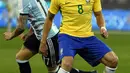 Gelandang Brasil, Renato Augusto berusaha mengontrol bola dari kawalan bek Argentina, Nicolas Otamendi saat pertandingan persahabatan di MCG di Melbourne (9/6). Argentina menang atas Brasil dengan skor 1-0. (AFP Photo/Saeed Khan) 