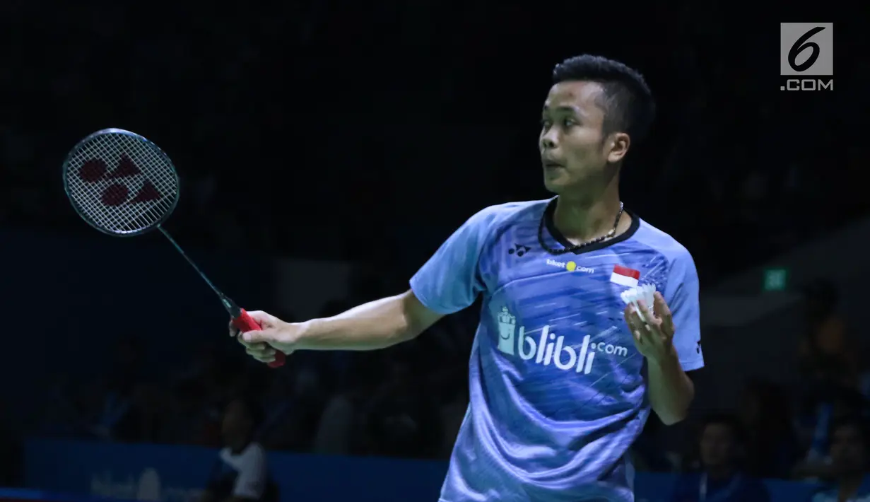 Tunggal putra Indonesia, Anthony Sinisuka Ginting saat melawan pebulu tangkis Belanda, Mark Caljouw pada babak 32 besar Indonesia Open 2018, Istora GBK, Jakarta, Rabu (4/7). Anthony menang 21-9, 21-17. (Liputan6.com/Helmi Fithriansyah)