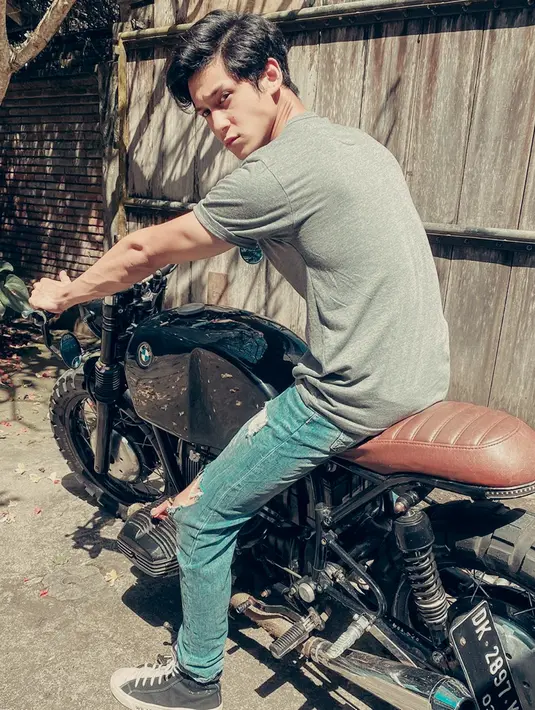 Nio yang saat ini memiliki hobi naik motor gede ini pun kerap unggah potretnya bersama mogenya yang keren. Mogenya ini pun mirip dengan moge yang dimiliki selebriti lainnya seperti Nikita Mirzani. (Liputan6.com/IG/antonioblancojr)