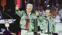 Keduanya kompak mengenakan bomber jaket warna hijau dari timechineco. Jaket bomber seharga Rp749 ribu ini ditambah dengan berbagai patch.  [@ganjar_pranowo]