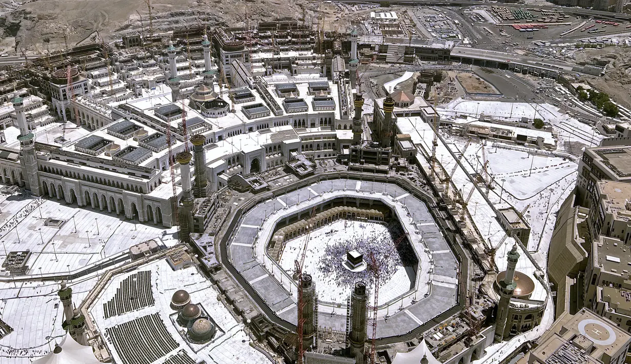 <p>Sebuah gambar pada 4 Juli 2022 menunjukkan pandangan umum Ka'bah (tengah) di Masjidil Haram, kota suci Mekah saat Arab Saudi menampung sekitar satu juta orang untuk ziarah haji. Satu juta peziarah yang divaksinasi di bawah usia 65 tahun akan menghadiri haji di bawah kondisi sanitasi yang ketat, dengan Masjidil Haram, digosok dan didesinfeksi 10 kali sehari. (Rania SANJAR / AFP)</p>