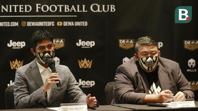 Pelatih baru Dewa United, Nil Maizar (kiri) didampingi Dirut Dewa United, Ardian Satya Negara saat diperkenalkan di Hotel Episode, Tangerang, Senin (4/4/2022).