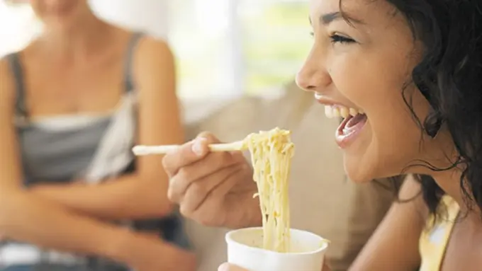 Studi: Wanita Bertubuh Ramping yang Sering Konsumsi Mi Instan. Source: TG