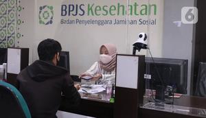 Pegawai melayani peserta BPJS Kesehatan di Kantor Cabang Kota Tangerang, Rabu (7/1/2020). Iuran BPJS Kesehatan resmi naik per hari ini untuk kelas I menjadi sebesar Rp150.000 per orang per bulan dan Rp100.000 per orang per bulan untuk kelas II. (Liputan6.com/Angga Yuniar)
