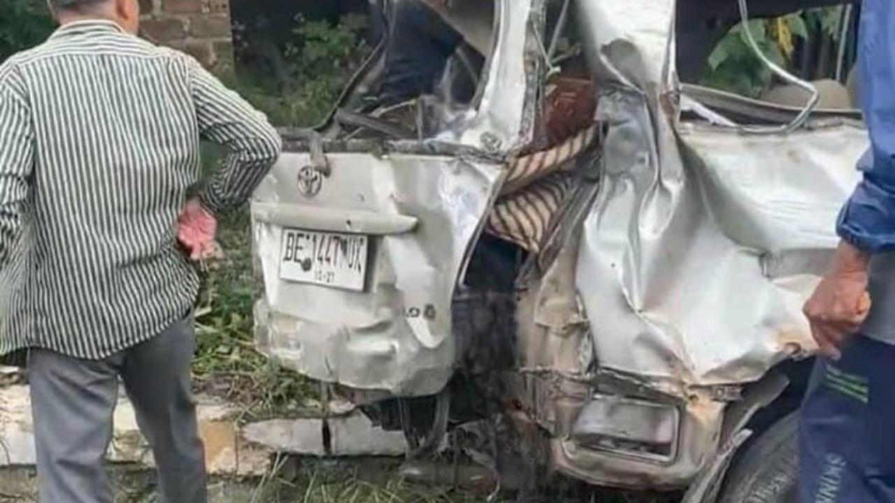 Kondisi mobil Kijang Innova ringsek parah usai tertabrak KA Kuala Stabas. Foto : (Istimewa).