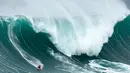 Maya Gabeira asal Brasil mengendarai ombak saat turnamen selancar Nazare Big Wave Challenge di Praia do Norte di Nazare, Portugal, Senin (22/1/2024). (AP Photo/Armando Franca)