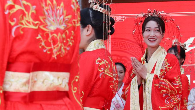 Seorang pengantin wanita menunjukkan rasa terima kasih kepada kerabat dan kawan dalam sebuah upacara pernikahan tradisional yang diadakan di Guiyang, ibu kota Provinsi Guizhou, China barat daya, pada 16 November 2020. (Xinhua/Ou Dongqu)