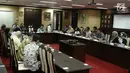 Suasana silaturahmi antara pengurus Walubi dan Emtek Group di kantor Walubi Jakarta, Selasa (13/11). Kunjungan tersebut dalam rangka menjalanin kerjasama bidang sosial. (Liputan6.com/Herman Zakharia)