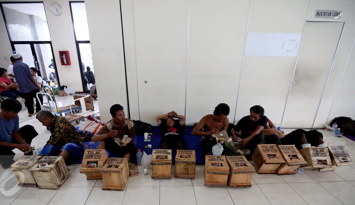 Petani dari kawasan Pegunungan Kendeng, Kabupaten Rembang, Jawa Tengah, beristirahat saat melakukan aksi protes memasuki hari ke keenam mencor kaki dengan semen di kantor LBH Jakarta, Jakarta Pusat, Sabtu (18/3). (Liputan6.com/Johan Tallo)