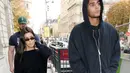 Dengan gaya menyindir,   Younes Bendjima menunjukkan   ketidaksukaannya pada Kourtney   yang sering mengunggah foto   seksi. (footwearnews)